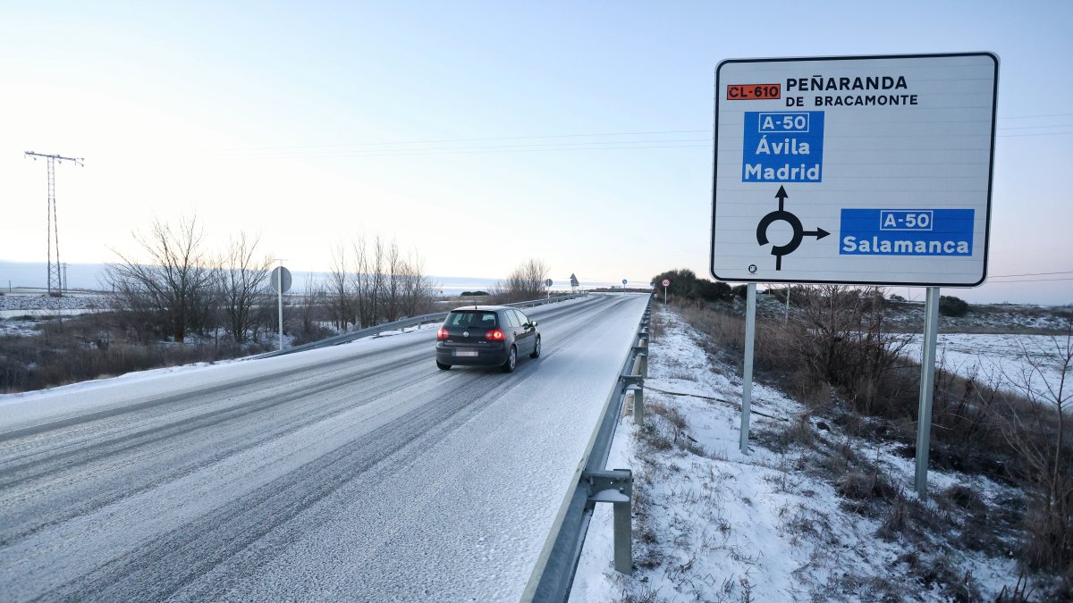 Hielo y nieve en carreteras secundarias de la comarca de Peñaranda de Bracamonte (Salamanca)