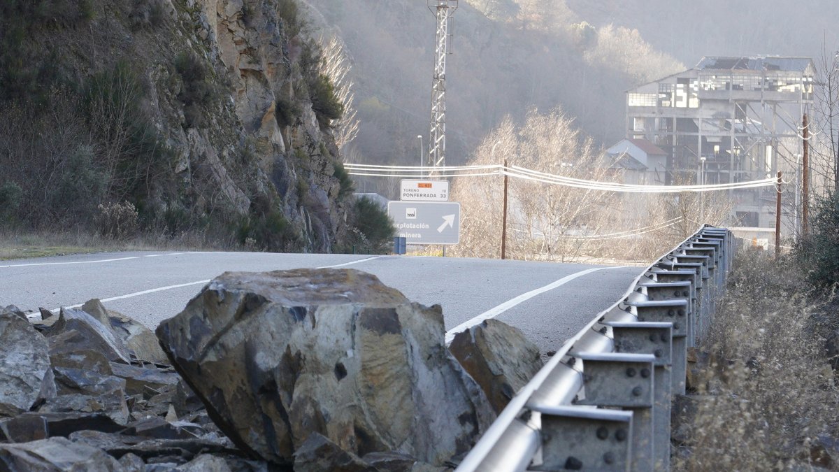 Nuevo desprendimiento en la carretera CL-631 en el término municipal de Páramo del Sil (León)