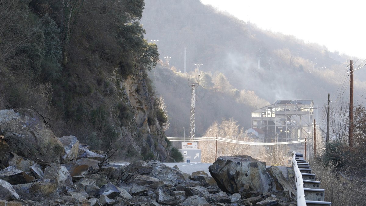Nuevo desprendimiento en la carretera CL-631 en el término municipal de Páramo del Sil (León)