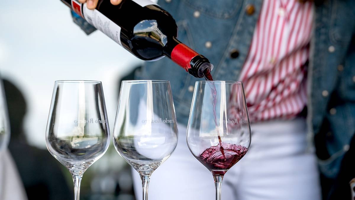 Un sumiller sirve vino en una cata organizada por el Consejo Regulador de la DO Ribera del Duero.