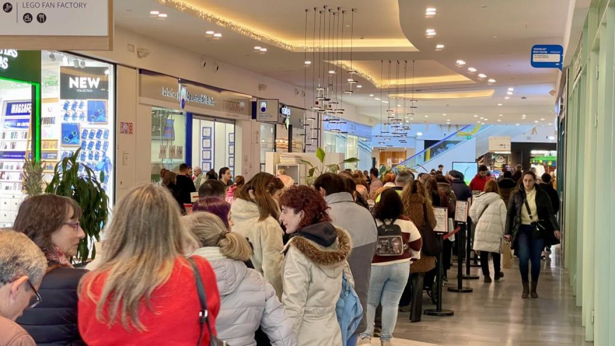 Colas en la administración de lotería de Rio Shopping en Valladolid.