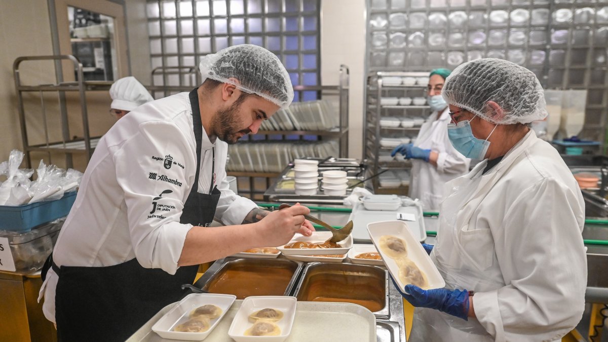 El chef Ricardo Temiño prepara un menú especial para los pacientes del HUBU con un roscón de Reyes de Marea Bread