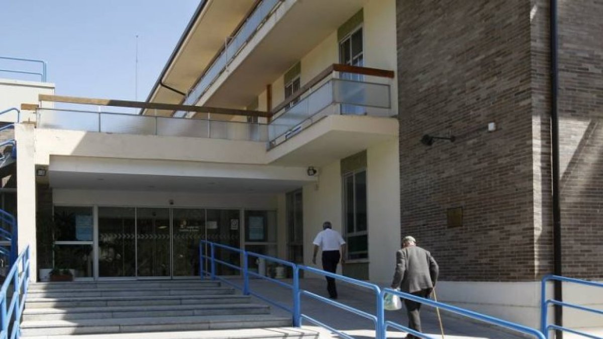 Acceso a la residencia de la Junta de Fuentes Blancas, donde una de las afectadas sacó la plaza a la que la Administración le obligó a renunciar.