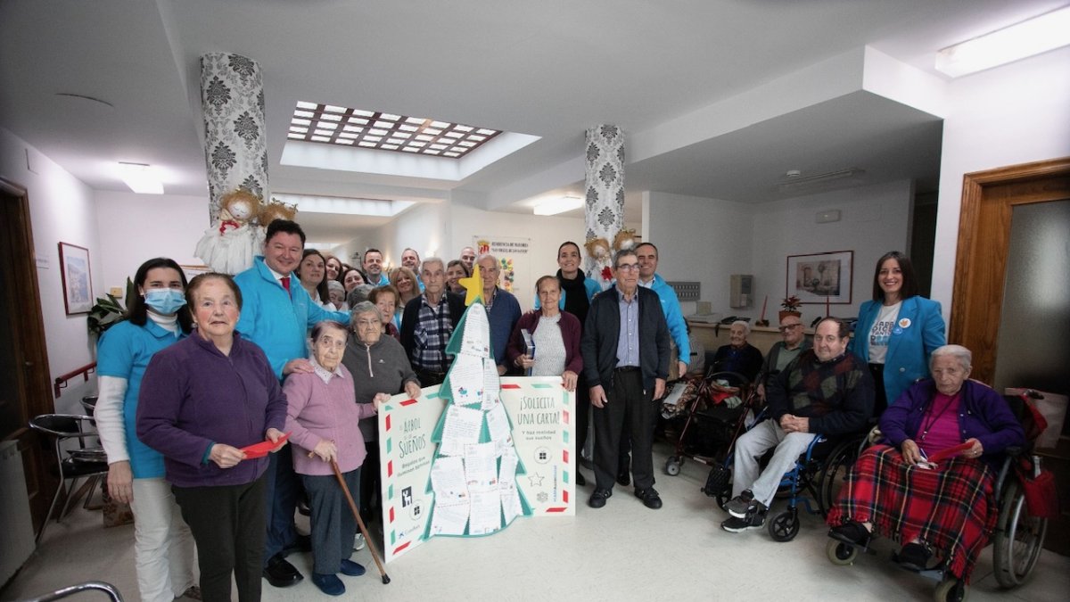 Entrega de regalos en la residencia San Miguel de los Santos de Osorno