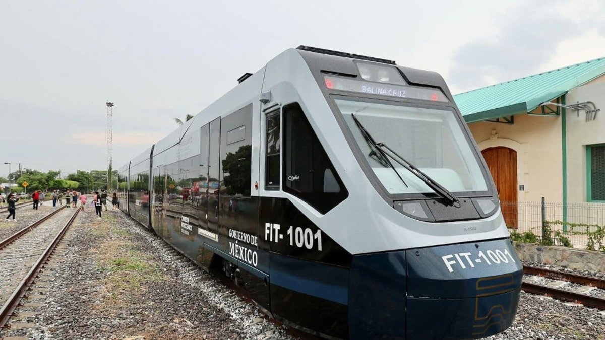 Tren-tram que supuestamente fue fabricado para León prestando servicio en el Ferrocarril Interoceánico, en México.