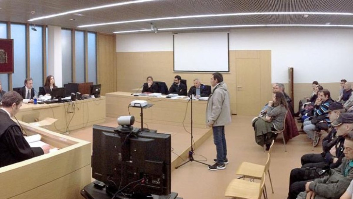 El acusado y luego condenado por el asesinato y dos homicidios en grado de tentativa, declara en el jucio celebrado en 2028 em la Audiencia de Burgos.