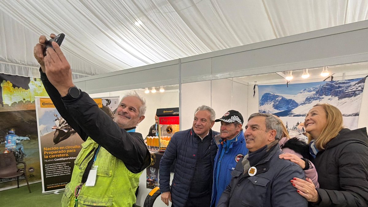 El delegado del Gobierno, Nicanor Sen, visita la concentración La Leyenda Continúa, en la localidad segoviana de Cantalejo