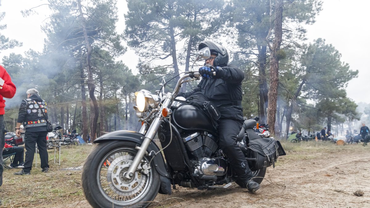 Entrada, carpa, hogueras y motos en la Concentración Motorista Invernal Internacional 'La Leyenda' en Cantalejo.