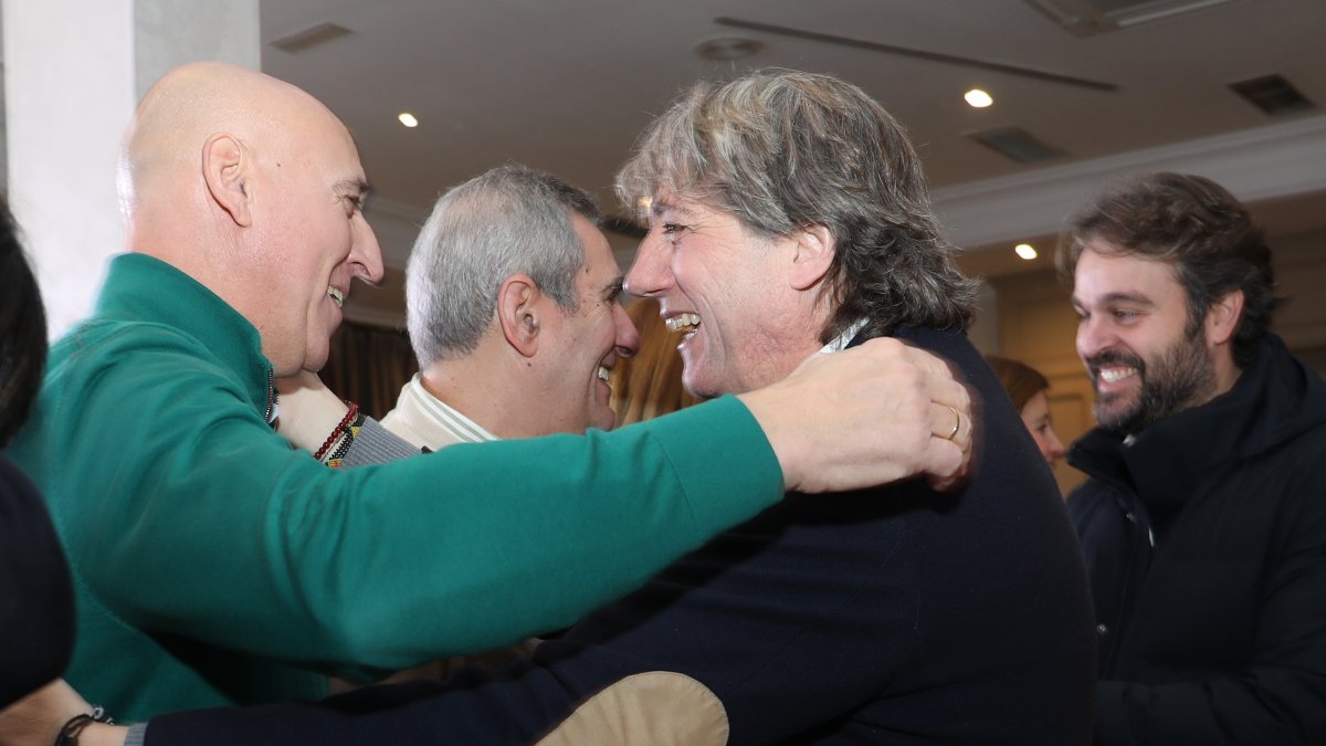 El alcalde de León, José Antonio Diez, saluda al secretario general del PSCyL y candidato a la Presidencia de la Junta, Carlos Martínez, en Palencia.