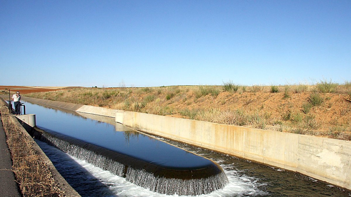 Canal de riego en León