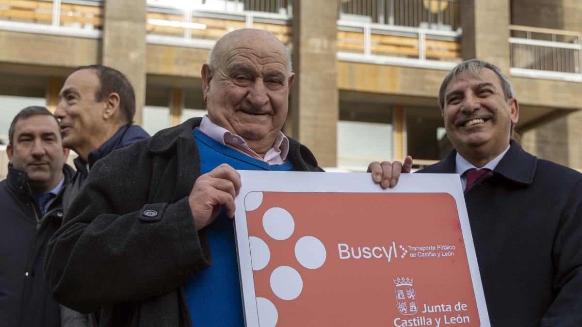 El usuario 600.000 de  Buscyl junto con el consejero de Movilidad y Transformación Digital, José Luis Sanz Merino