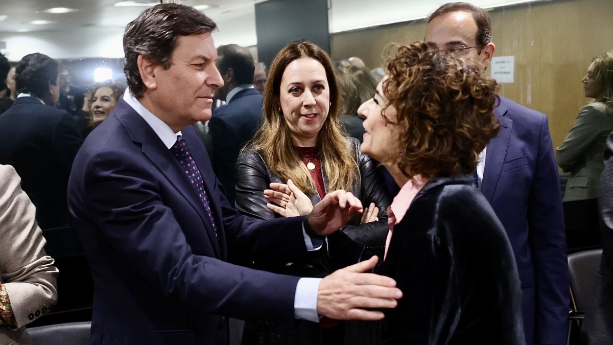 Carlos Fernández Carriedo y María Jesús Montero, antes del comienzo de la reunión.
