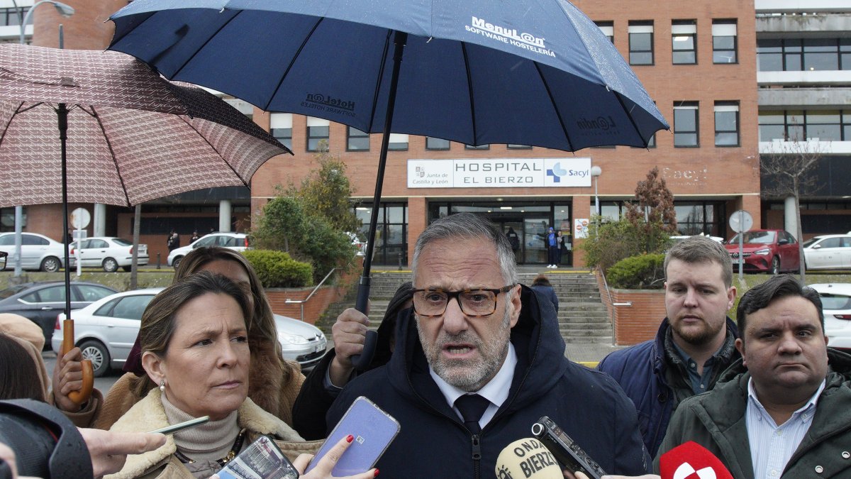 La portavoz nacional de Sanidad de Vox, María García Fúster, y Carlos Pollán, tras su reunión con OncoBierzo el martes día 13