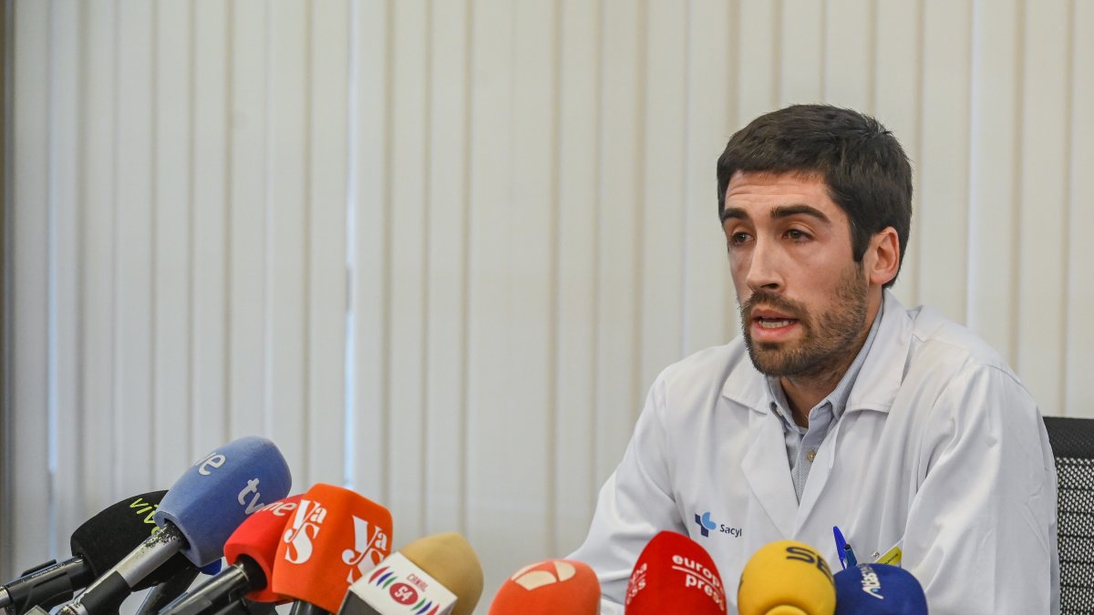 El gerente del Hospital Universitario de Burgos, Carlos Cartón, en la rueda de prensa del pasado martes día 13