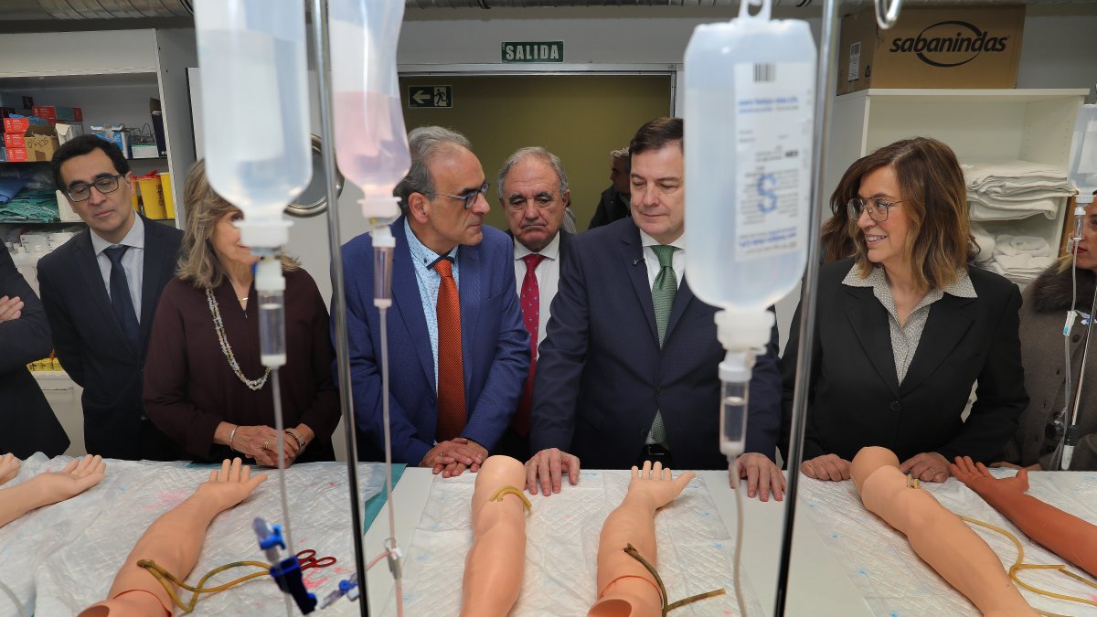 El presidente de la Junta, Alfonso Fernández Mañueco, visita las instalaciones de la Escuela Universitaria de Enfermería de Palencia.
