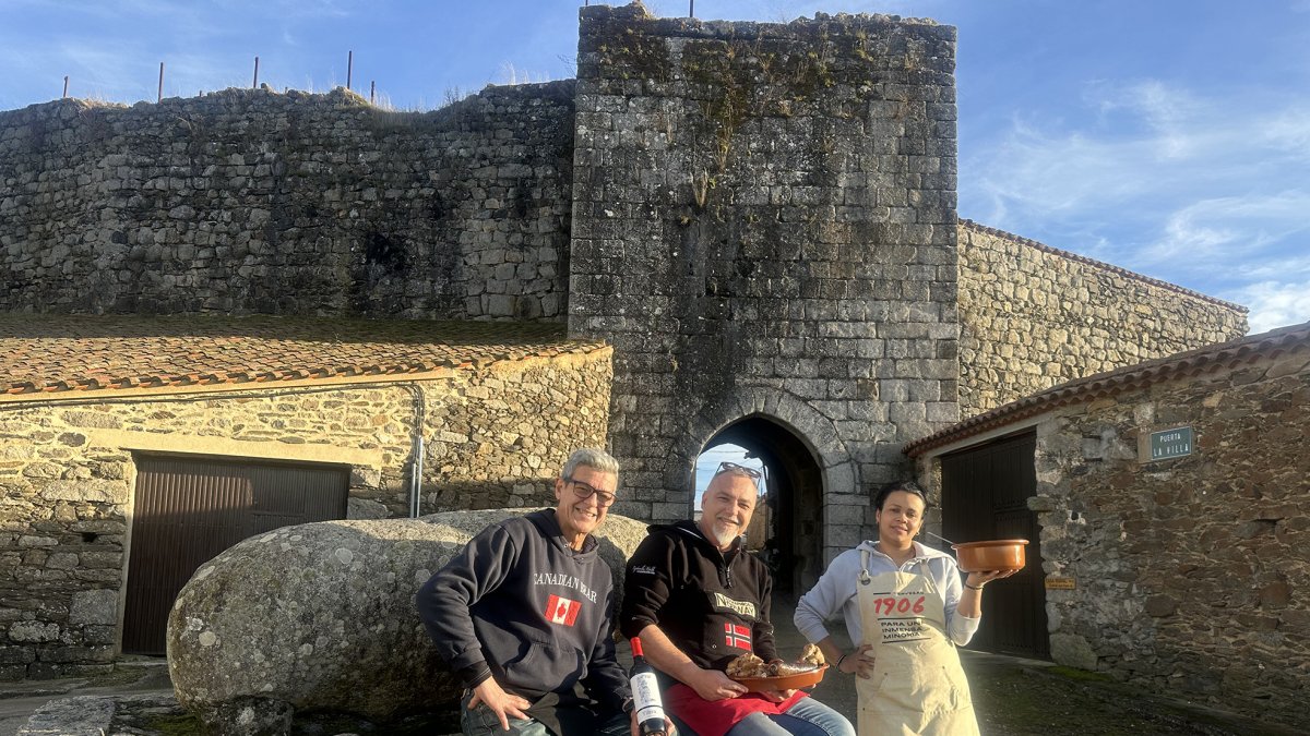 Junto al verraco vetón y ante la puerta de la muralla posan José Luis López, Robert Guillén y Jenny Rodríguez.