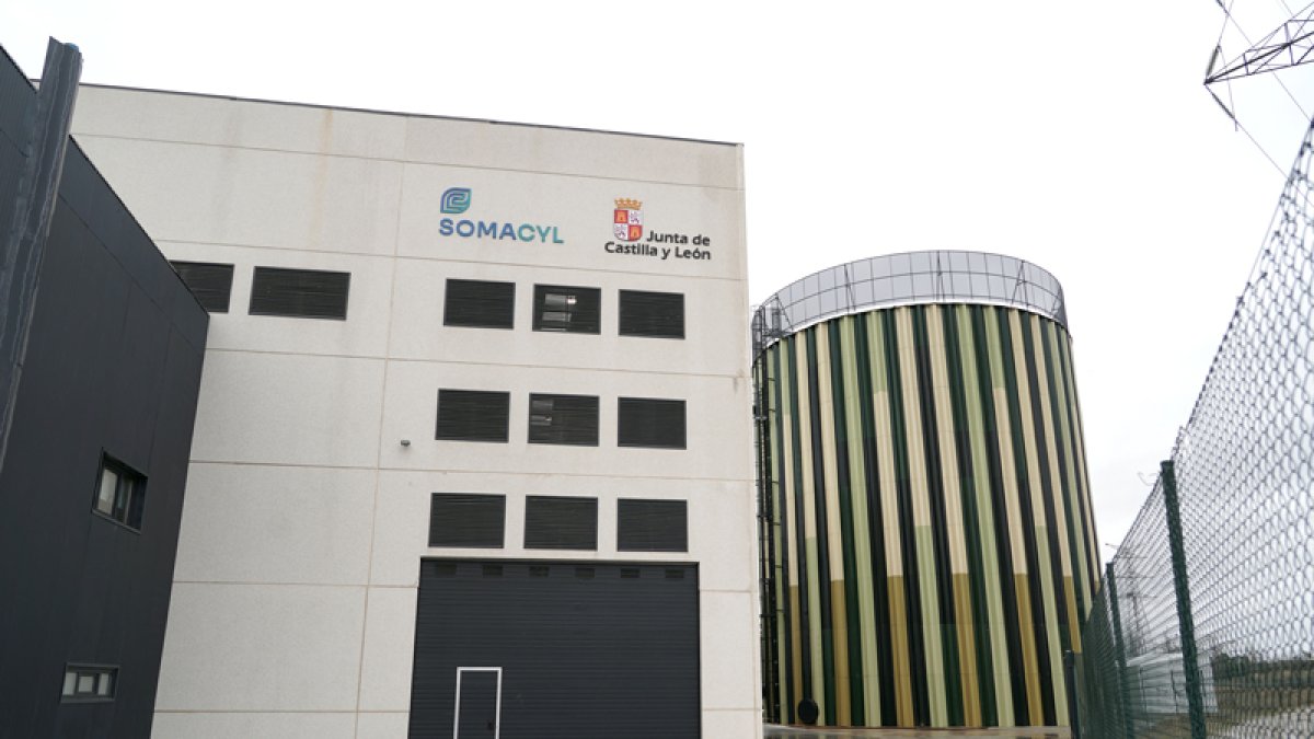 El sistema centralizado de calefacción urbana utiliza biomasa como combustible, mejorando la eficiencia energética.