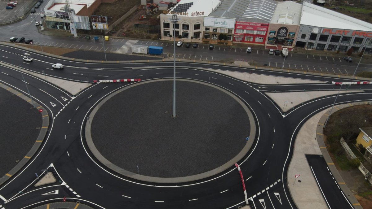 Nueva glorieta en la N-120 de acceso a Trobajo del Camino