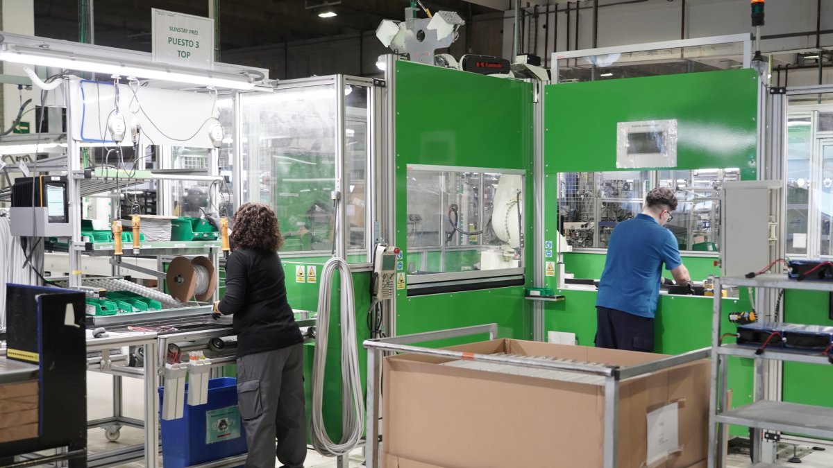 Varios trabajadores en una fábrica en Valladolid, en una imagen de archivo.
