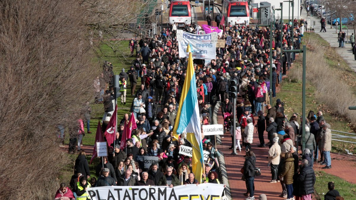 La Plataforma en Defensa del Ferrocarril de Vía Estrecha (Feve) de León convoca una manifestación y cadena humana