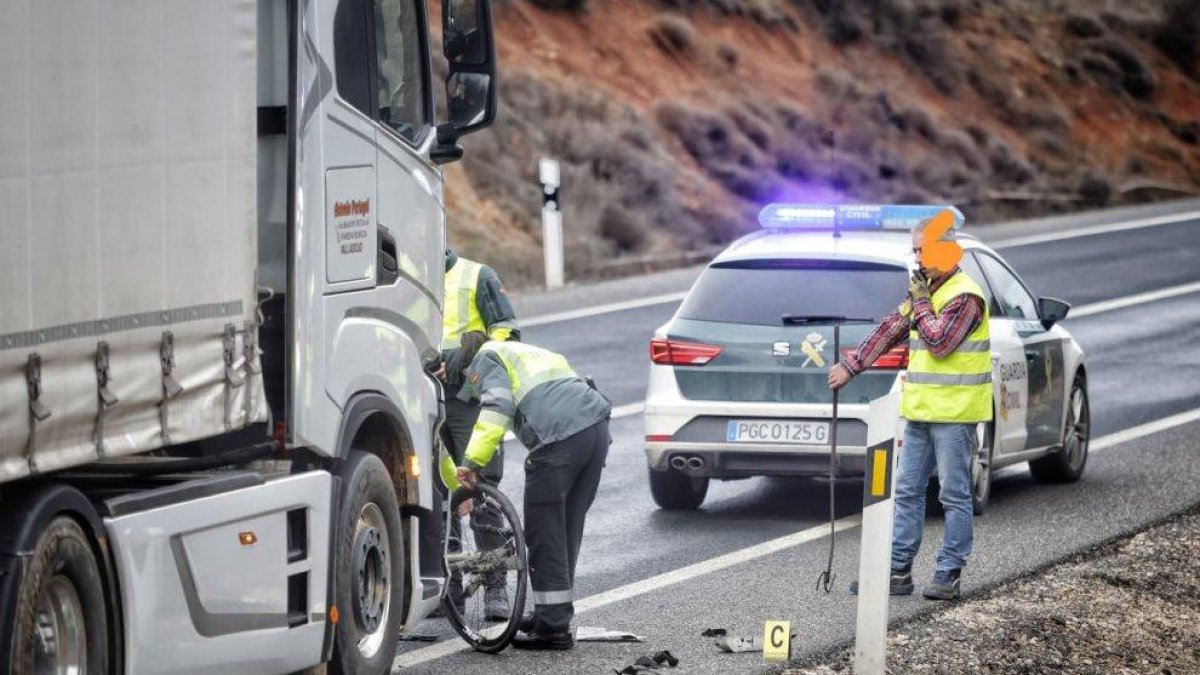 La Guardia Civil analiza los restos del accidente.