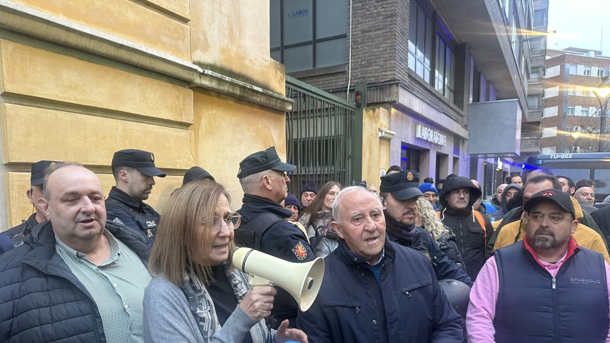 La presidenta de la CHD, María Jesús Lafuente, y el presidente del Sindicato de Riego de la Comunidad de Regantes del Páramo Bajo tras la reunión de este lunes a las puertas de la CHD.