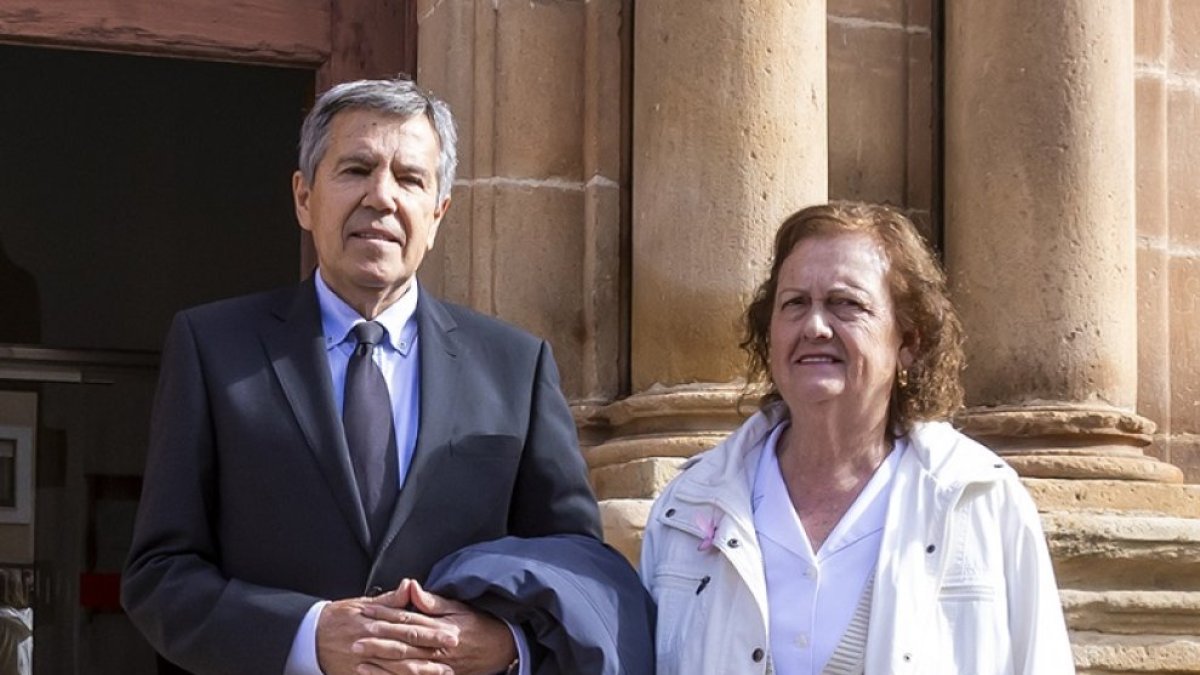 Rosario Bermudo con su abogado, Fernando Osuna.