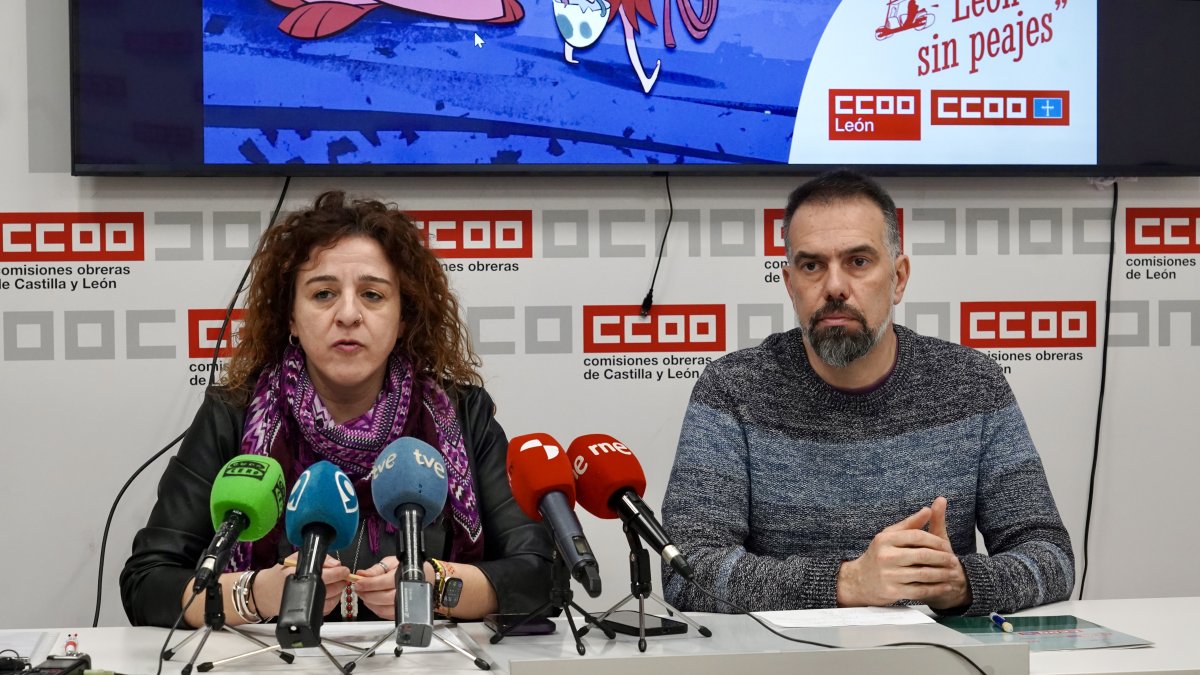 Los secretarios generales de Comisiones Obreras León y Asturias, Elena Blasco y José Manuel Zapico, presentan la campaña contra los peajes en la autopista del Huerna