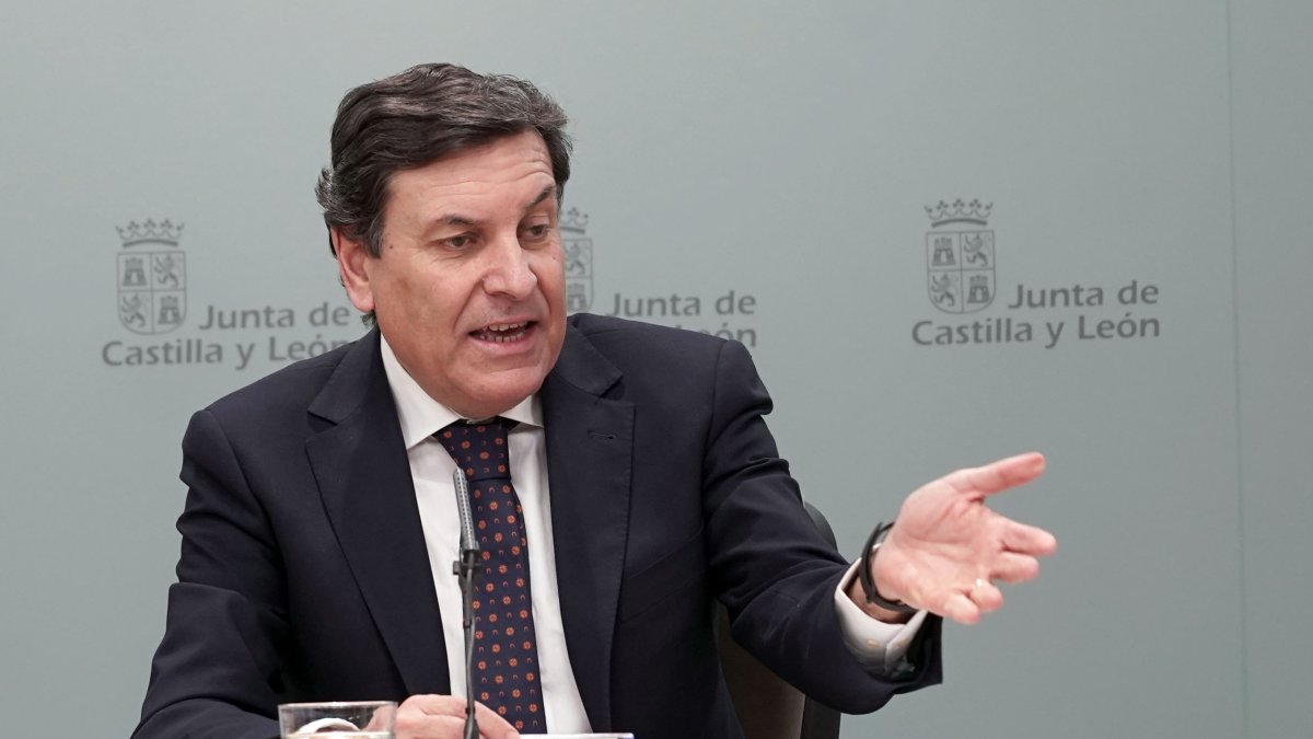 El consejero de Economía y Hacienda y portavoz, Carlos Fernández Carriedo, comparece en rueda de prensa posterior al Consejo de Gobierno.