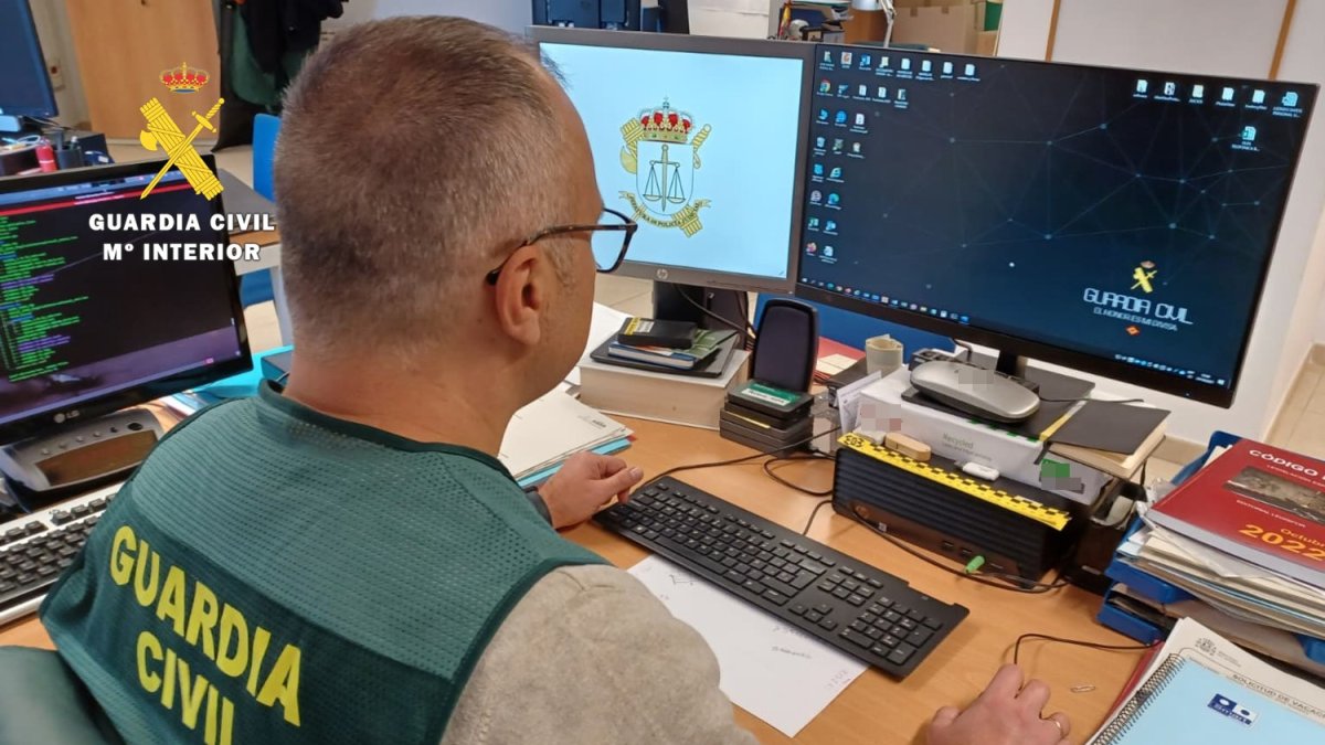 Guardia Civil frente a un ordenador, en una imagen de archivo,