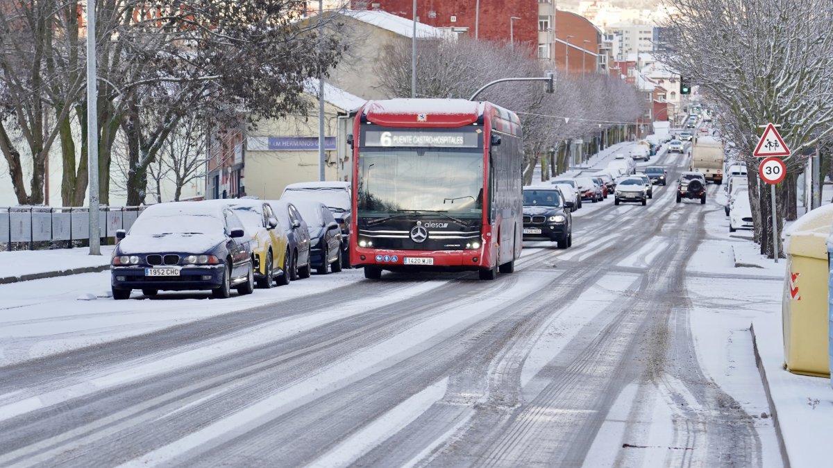 La nieve cubre la capital leonesa