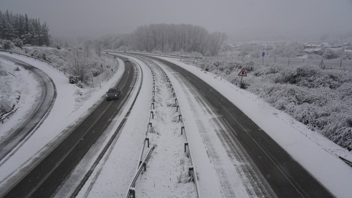 La carretera CL-631 entre Ponferada y Villablino (León), afectada por el temporal de nieve.