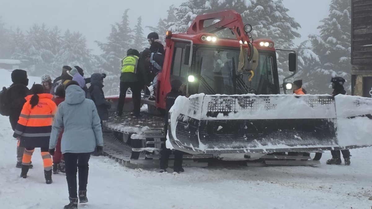 Servicios de emergencia durante la evacuación en la estación de esquí de La Pinilla en Segovia.