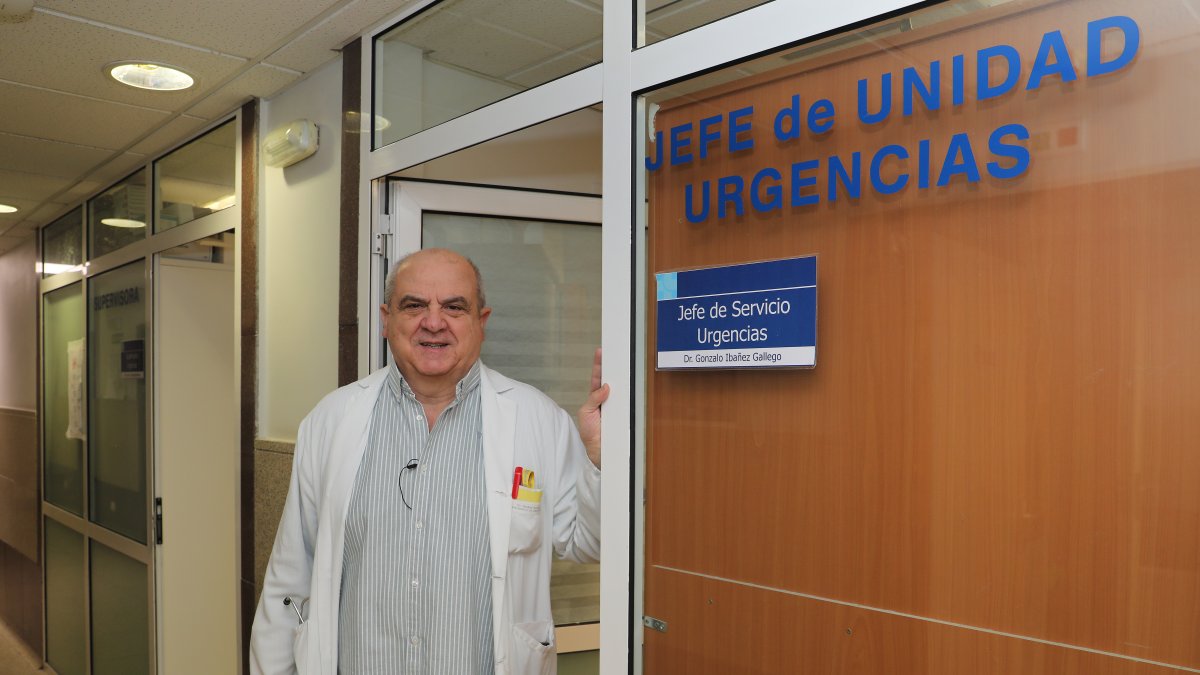 El dr. Gonzalo Ibáñez en su despacho como Jefe de Servicio Urgencias