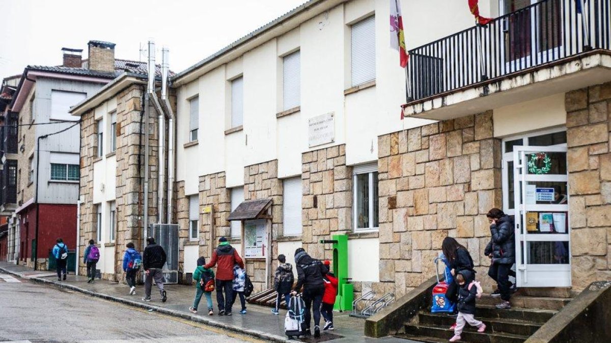 Los niños abandonando el centro educativo