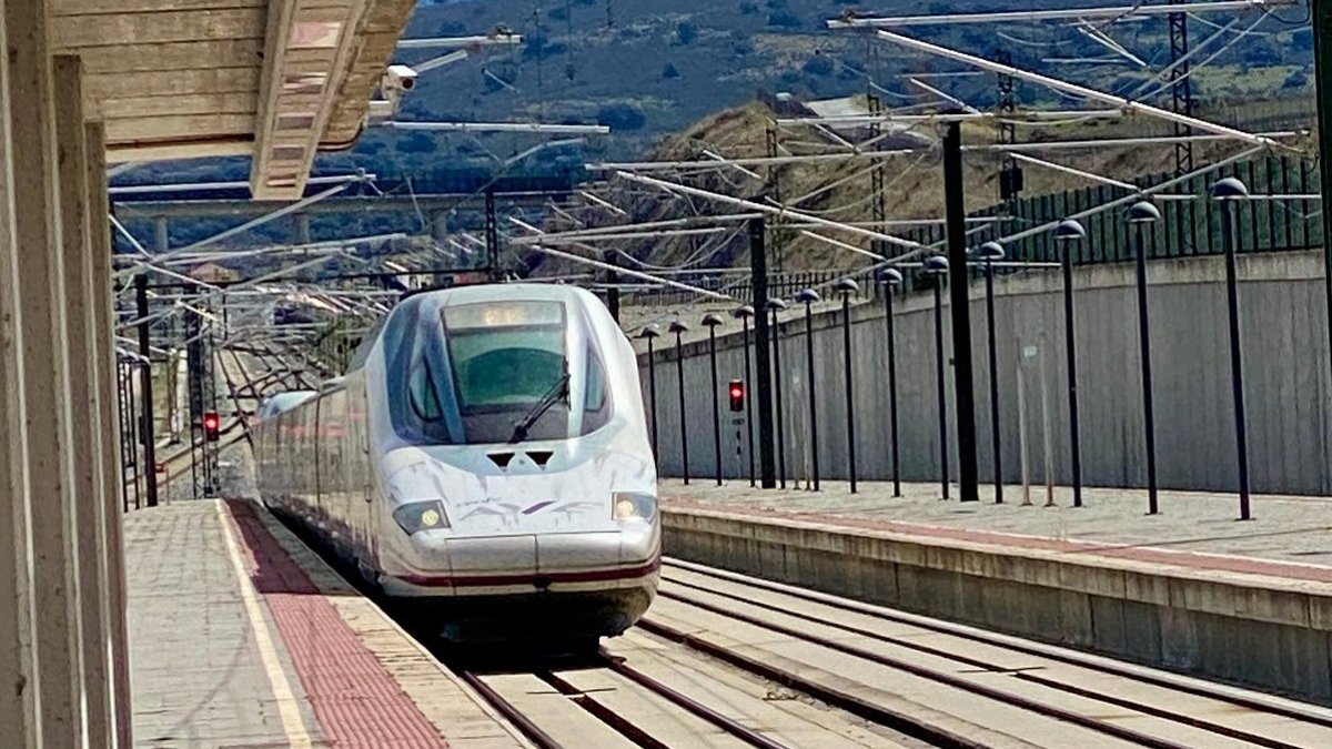 Un tren circula por la línea de alta velocidad entre Valladolid, Segovia y Madrid, en una imagen de archivo.