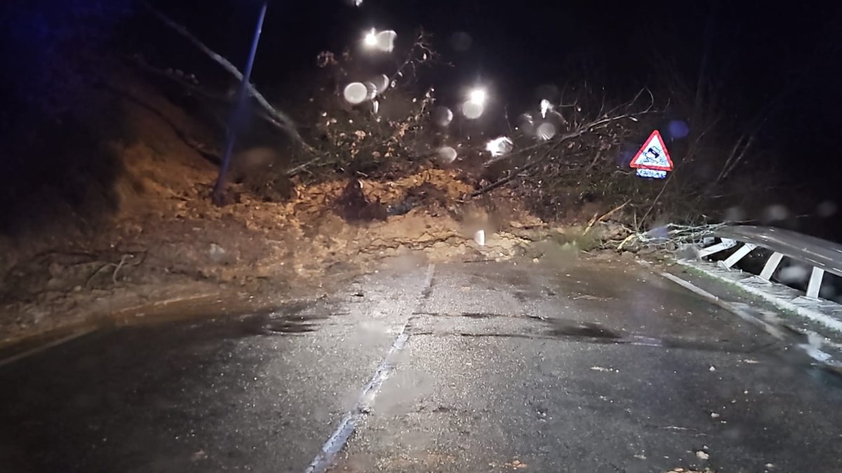 Un deslizamiento de tierra corta la SC-P-15 en Guardo (Palencia) y deja un camión articulado semienterrado