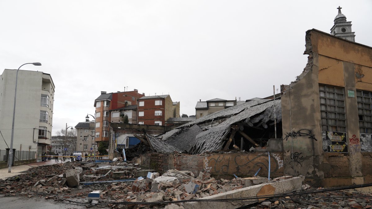 Derrumbe del antiguo edificio garaje Garnelo en el centro de Ponferrada