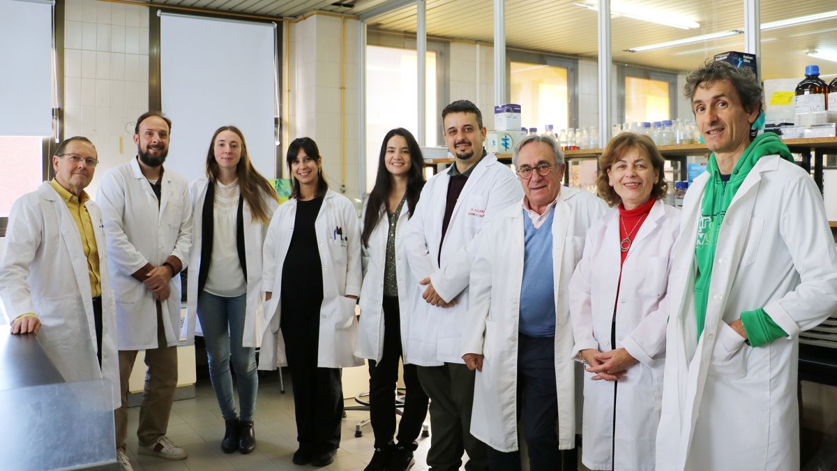 Nicolás Navasa y Leandro Rodríguez junto con su equipo de investigación de la Universidad de León.