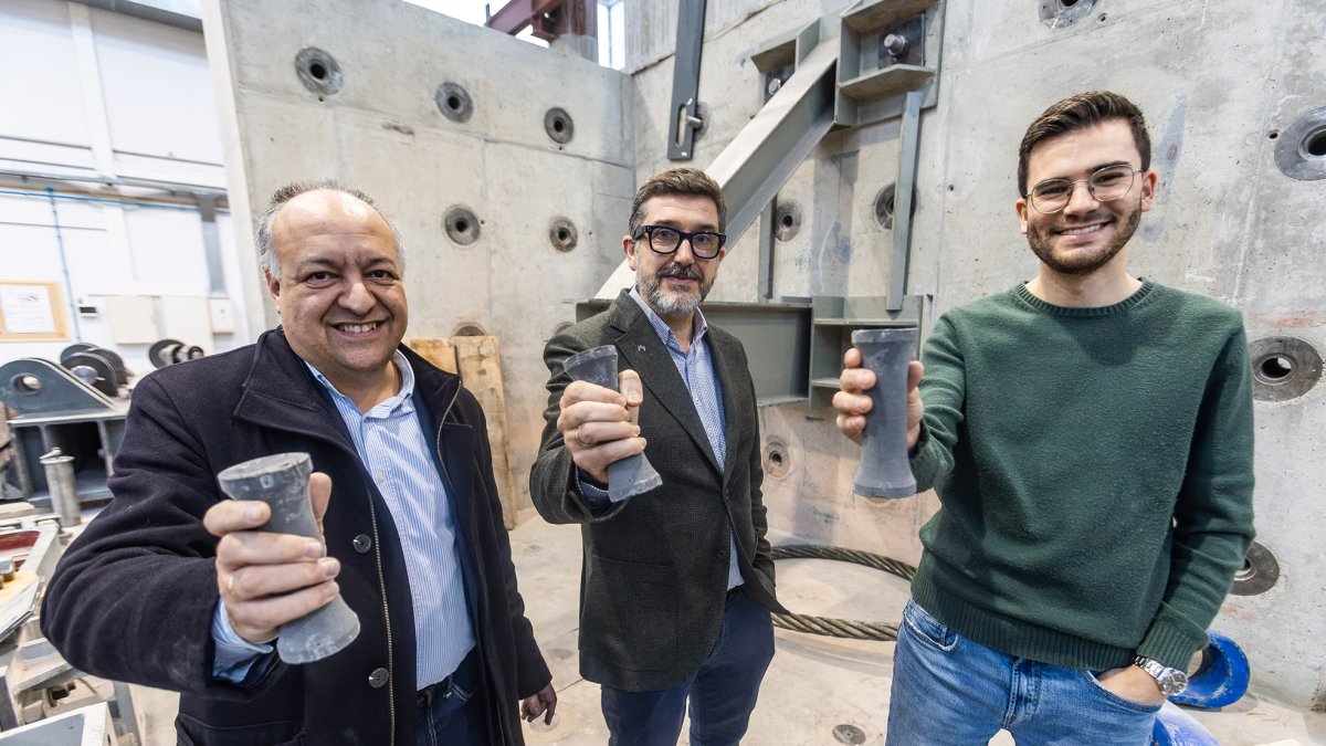 En el centro, Jesús Mínguez Algarra, junto a miembros de AUSINCO.