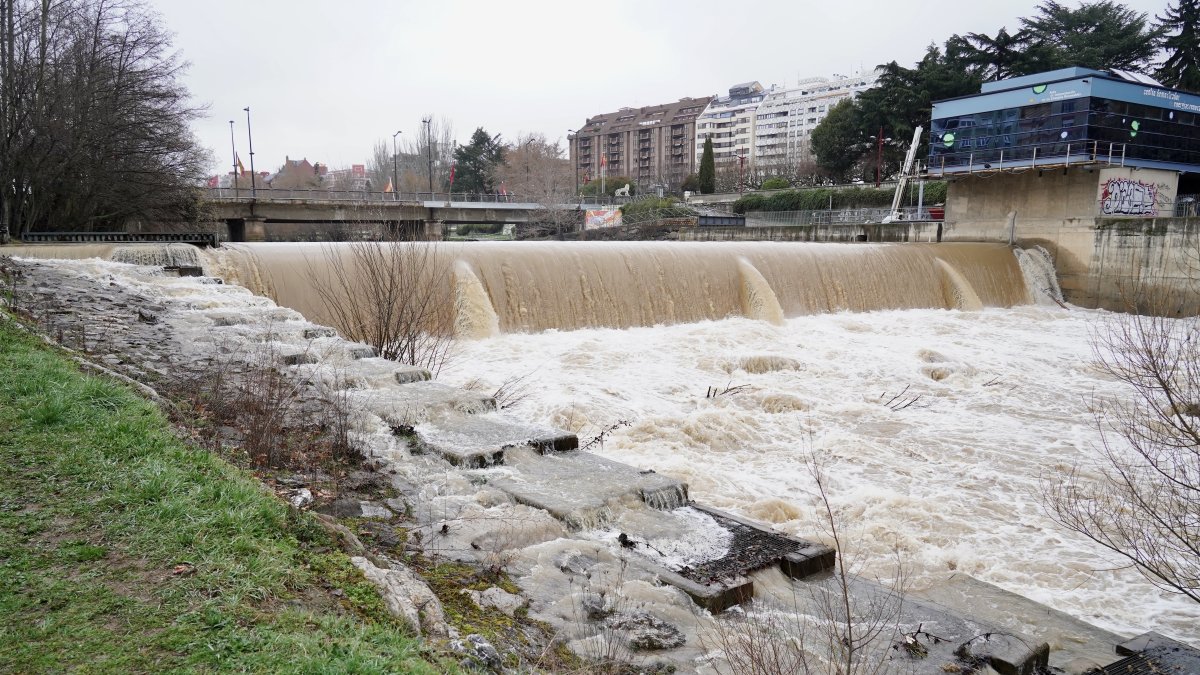 Crecida del río Bernesga a su paso por la capital leonesa, en una imagen de archivo.