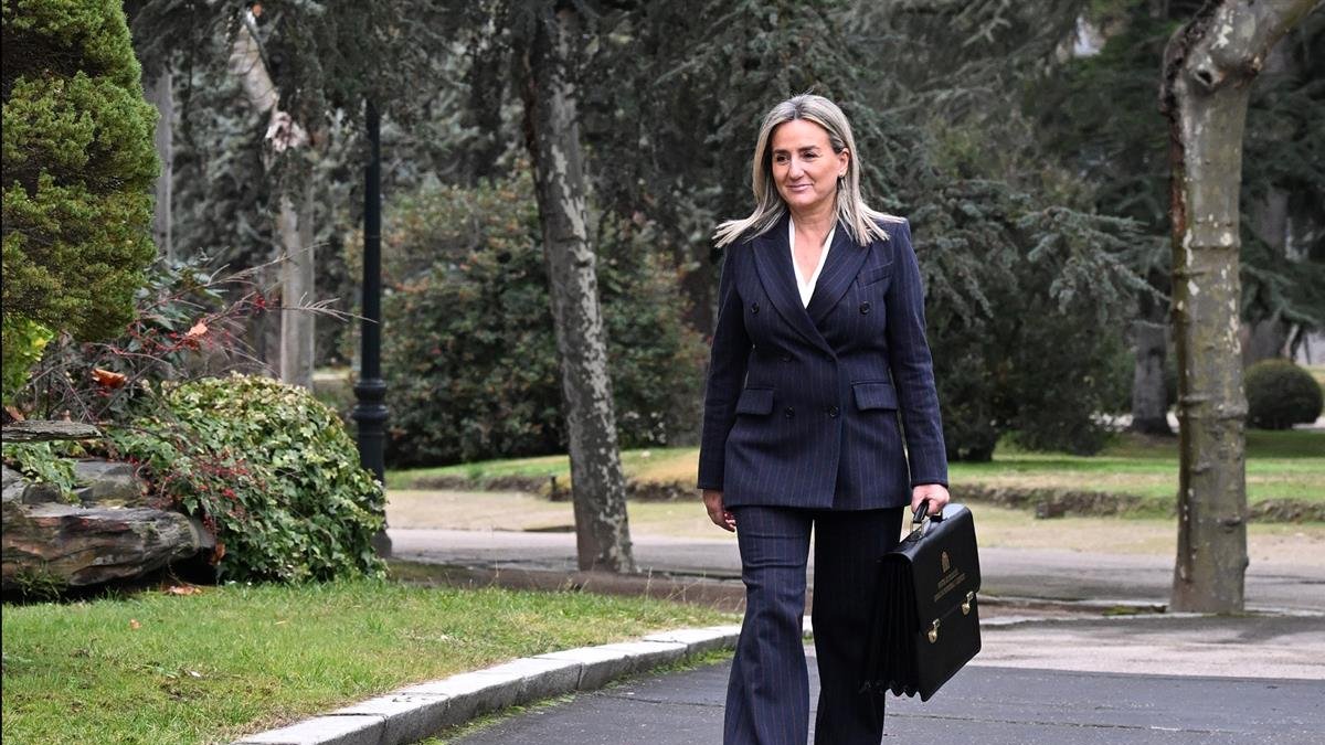 La ministra de Educación, Formación Profesional y Deportes, Milagros Tolón, en los jardines de La Moncloa.