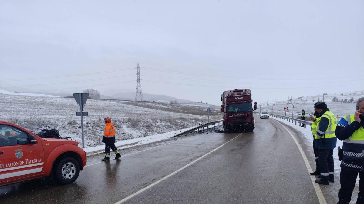 Un fallecido al colisionar un turismo y un camión en la CL-626 en Guardo (Palencia)