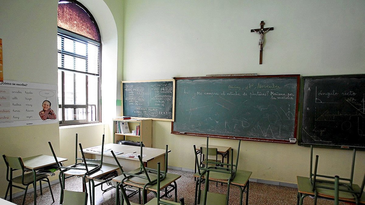 Aula de un colegio con un crucifijo, en una imagen de archivo.