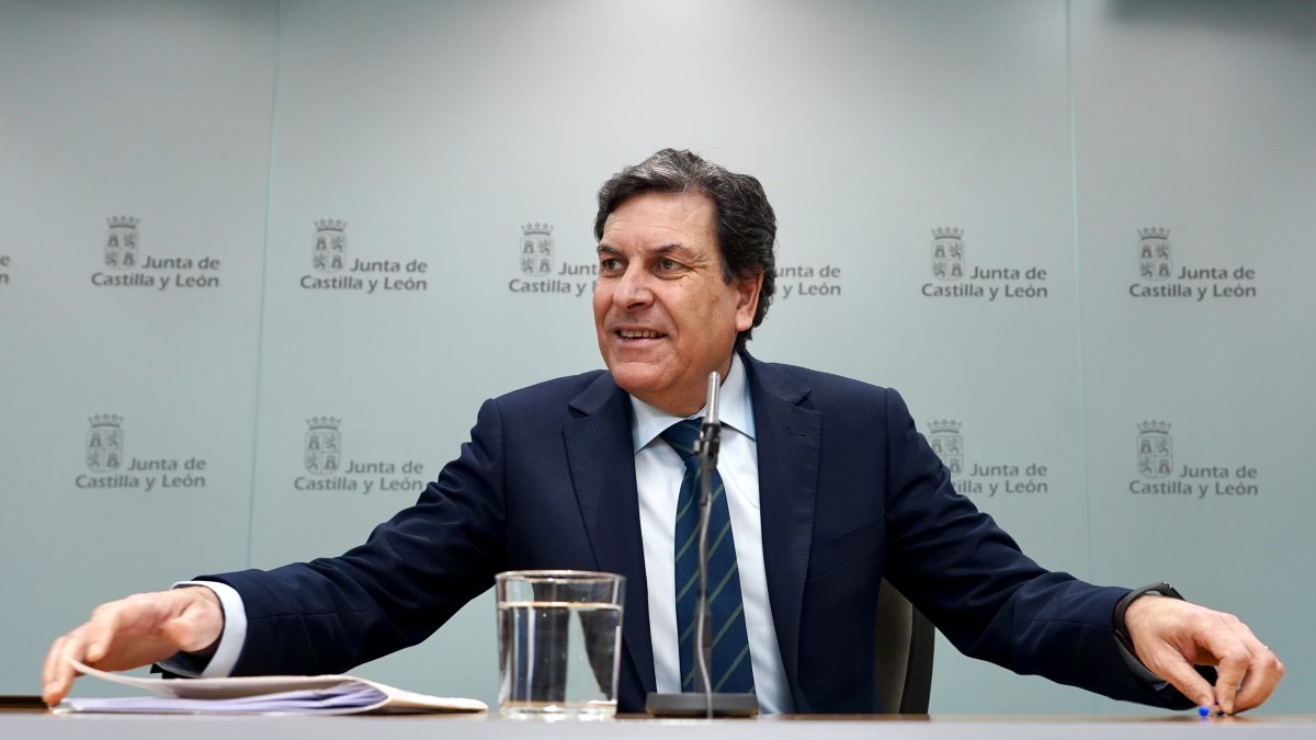 El consejero de Economía y Hacienda y portavoz, Carlos Fernández Carriedo, comparece tras la celebración del Consejo de Gobierno.