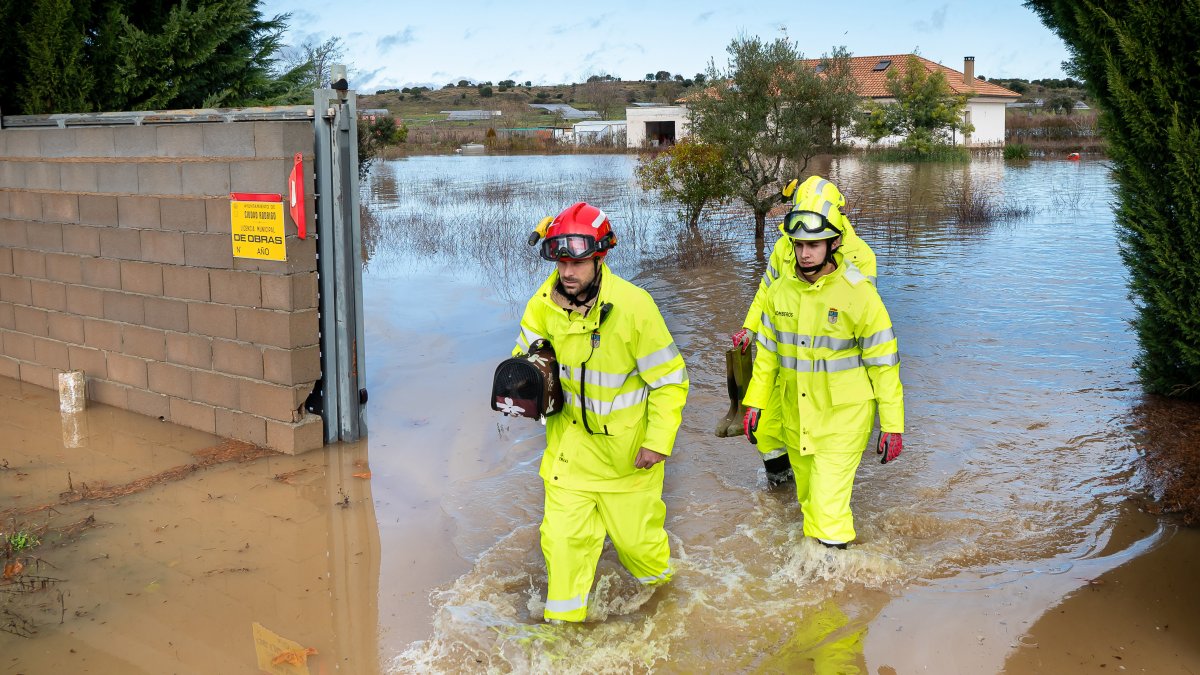 Las intensas lluvias caídas en las últimas horas han provocado el corte de varias carreteras en Ciudad Rodrigo (Salamanca), debido al desbordamiento de agua en la calzada.