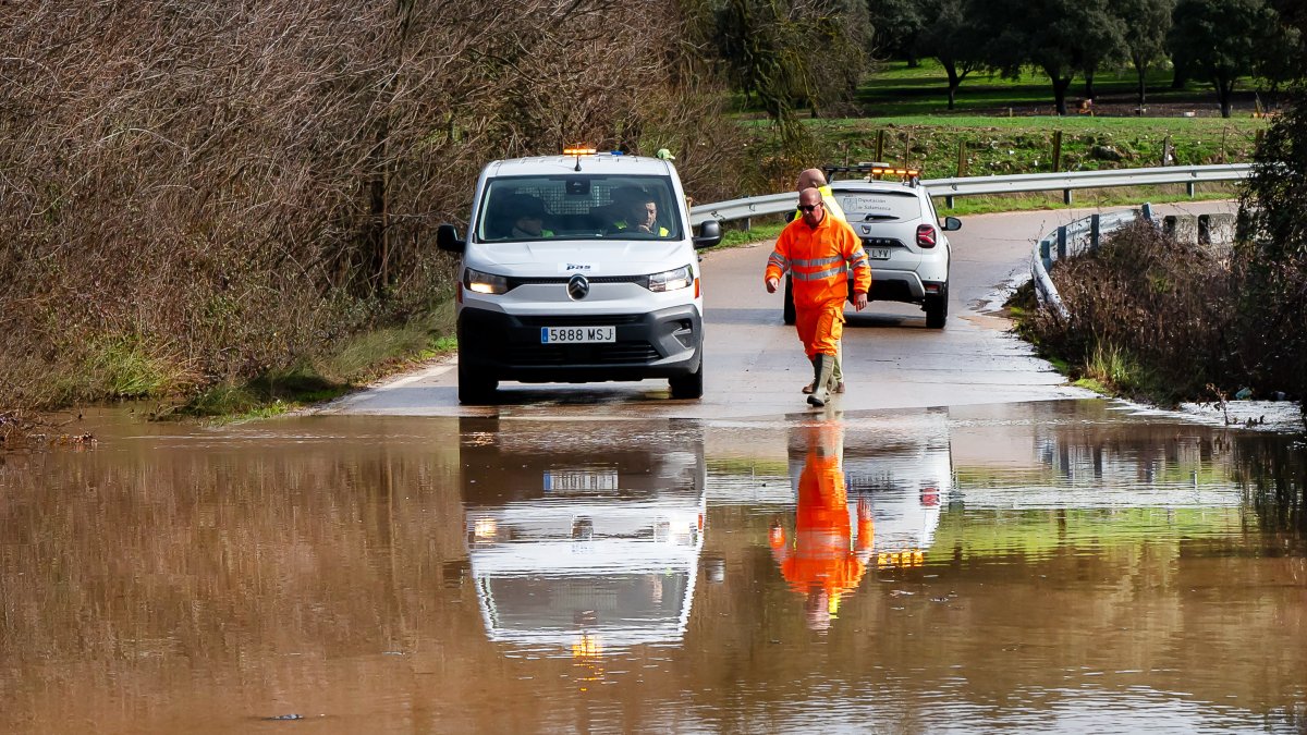 Imagen de archivo de una carretera afectada por el desbordamiento de un río en Salamanca.