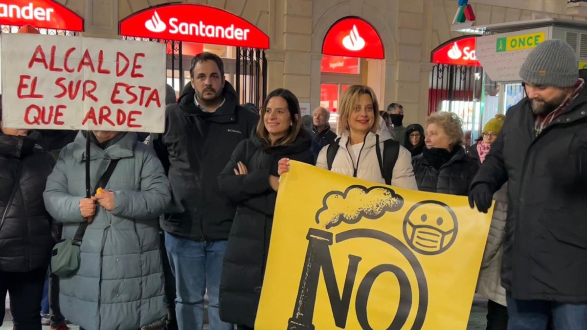 Los candidatos a las Cortes por León, Nuria Rubio y Benjamín Fernández, en la concentración celebrada frente al Ayuntamiento de León