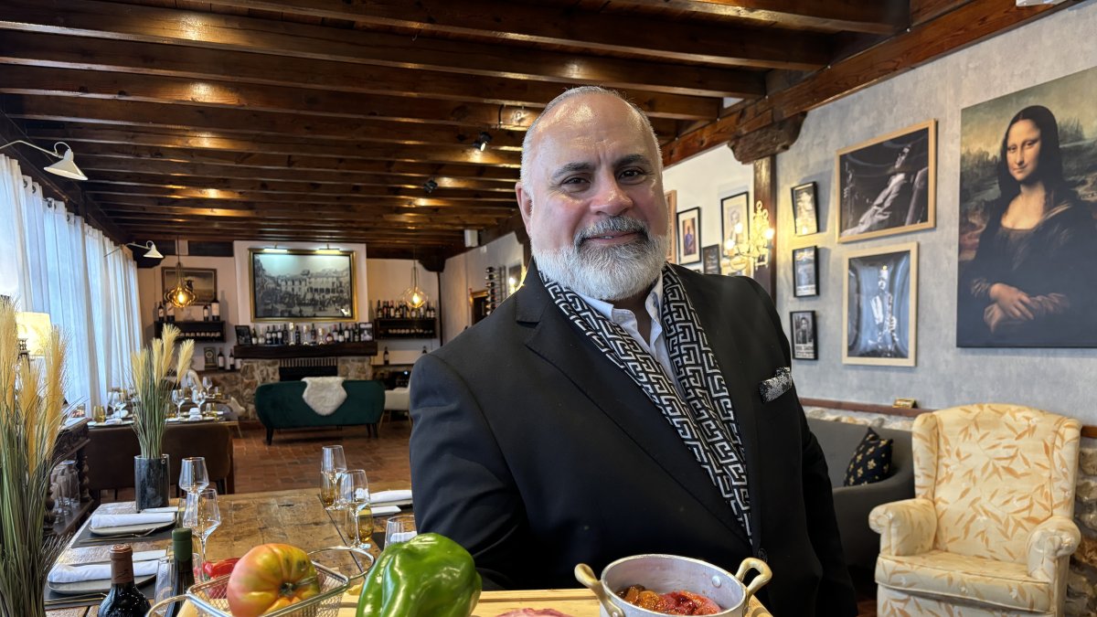 Morón Inició su carrera en América, especialmente en el Caribe, antes de trasladarse a España, donde estuvo trabajando cerca de 14 años en Barcelona