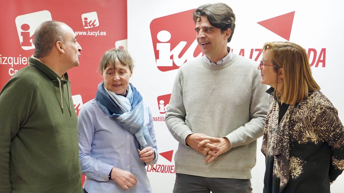 Pedro Solaeta, Pilar González; el coordinador autonómico y candidato de IU a la Presidencia de la Junta, Juan Gascón, y Rocío Anguita